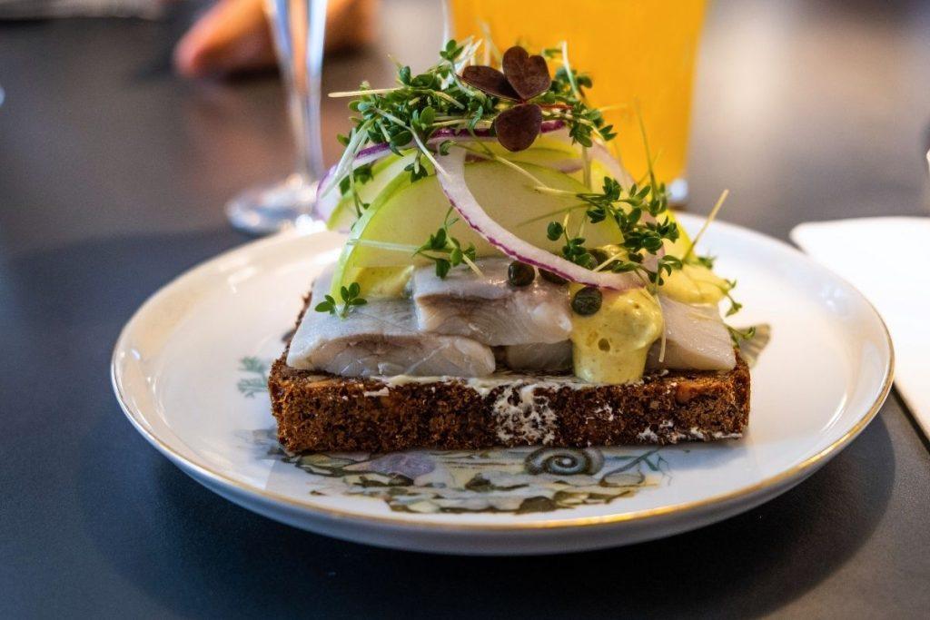 Kaip išvalyti silkę nuo ašakų be specialių įrankių