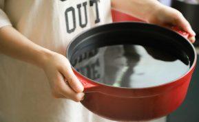 Kaip išvalyti smarkiai pridegusį puodą jo nešveičiant? Jums tereikia vieno daikto iš virtuvės spintelės