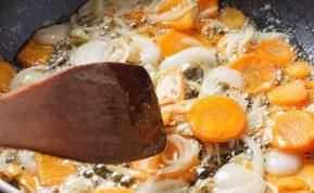 Kaip keptus svogūnus ir morkas paversti dar skanesniais: 3 paprastos gudrybės