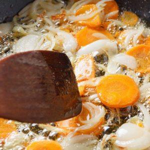 Kaip keptus svogūnus ir morkas paversti dar skanesniais: 3 paprastos gudrybės