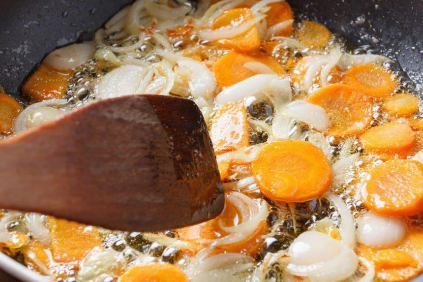 Kaip keptus svogūnus ir morkas paversti dar skanesniais: 3 paprastos gudrybės