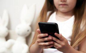 Kaip kontroliuoti vaiko ekranų laiką: 4 būdai atkurti pusiausvyrą šeimoje