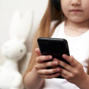 Kaip kontroliuoti vaiko ekranų laiką: 4 būdai atkurti pusiausvyrą šeimoje