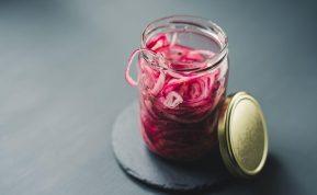 Kaip marinuoti svogūnus karštame marinate?