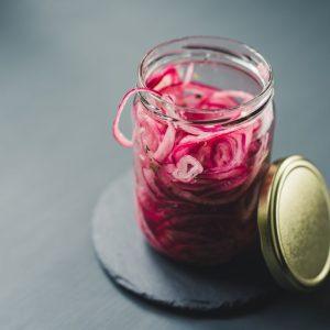 Kaip marinuoti svogūnus karštame marinate?