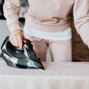 Kaip namų salygomis išvalyti lygintuvą: patarimai šeimininkėms