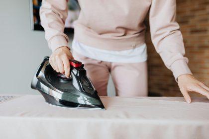 Kaip namų salygomis išvalyti lygintuvą: patarimai šeimininkėms