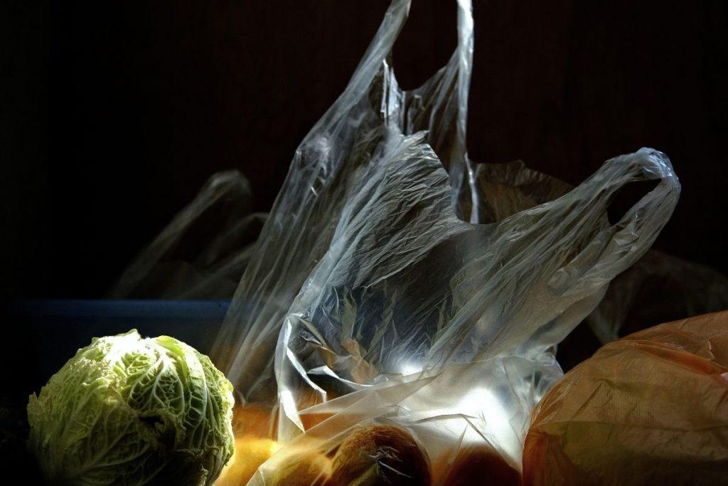 Kaip nuvalyti veidrodį su paprastu maišeliu