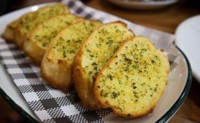 Kaip pasigaminti česnakinę bagetę?