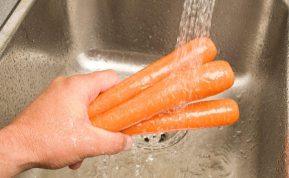 Kaip plauti morkas: paprasti būdai, kaip tinkamai nuplauti morkas prieš gaminimą