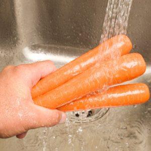 Kaip plauti morkas: paprasti būdai, kaip tinkamai nuplauti morkas prieš gaminimą