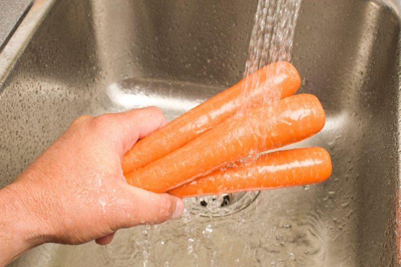 Kaip plauti morkas: paprasti būdai, kaip tinkamai nuplauti morkas prieš gaminimą