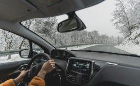 Kaip saugiai vairuoti pirmojo sniego metu: patarimai vairuotojams