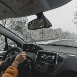 Kaip saugiai vairuoti pirmojo sniego metu: patarimai vairuotojams