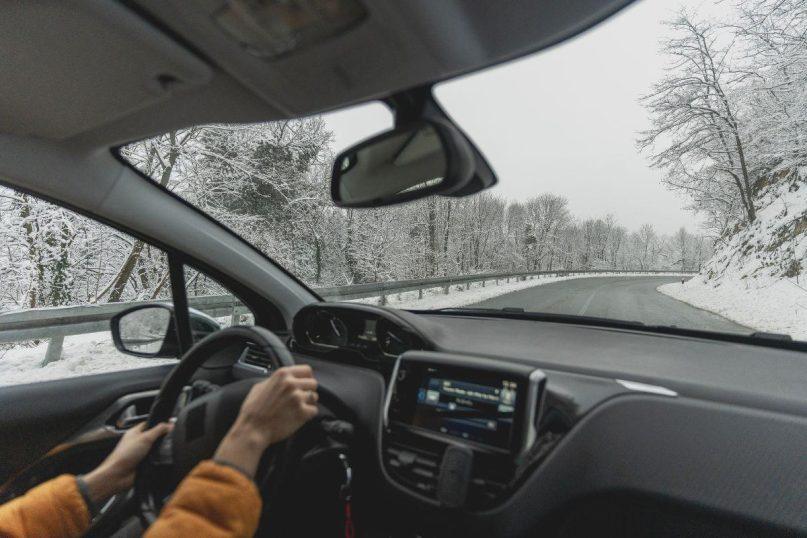 Kaip saugiai vairuoti pirmojo sniego metu: patarimai vairuotojams
