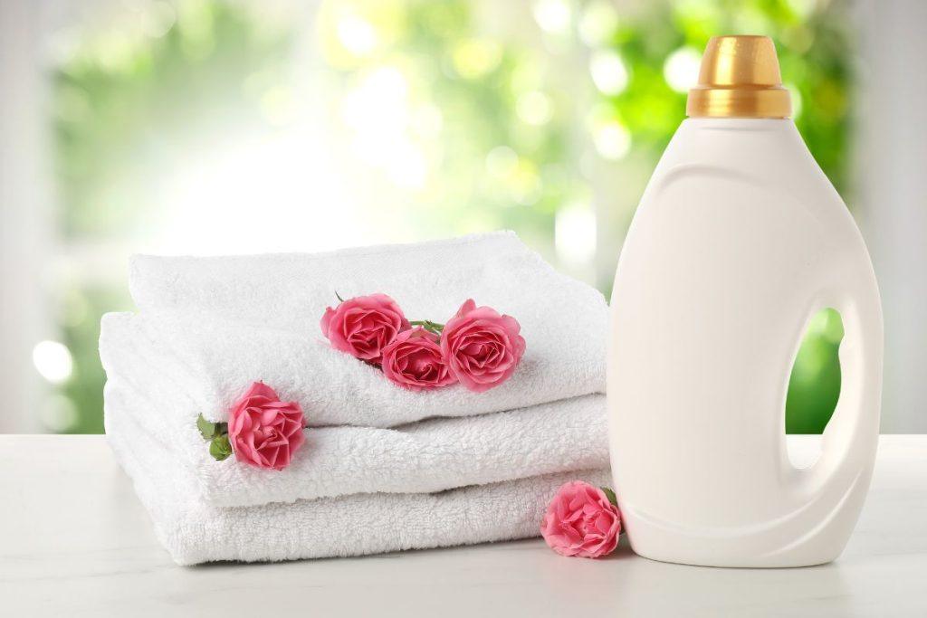 Kaip skalbimo minkštikliai veikia rankšluosčius?