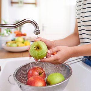 Kaip teisingai naudoti sodą vaisiams: saugus ir efektyvus būdas nuplauti vaisius