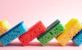 Kaip teisingai naudoti virtuvės kempinėles ir kodėl jos yra skirtingų spalvų?