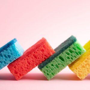 Kaip teisingai naudoti virtuvės kempinėles ir kodėl jos yra skirtingų spalvų?