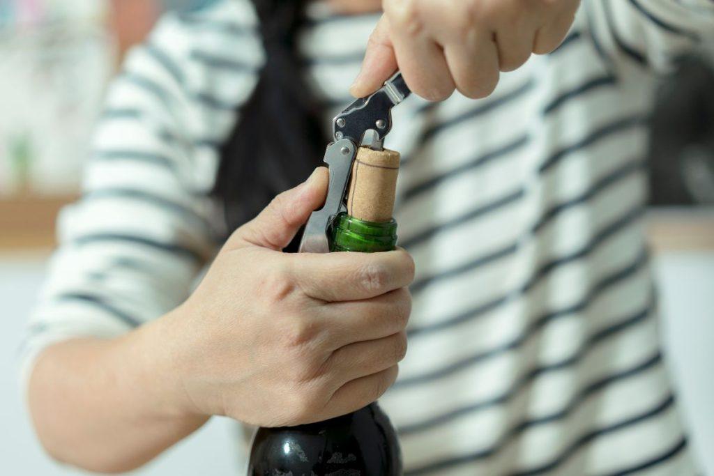 Kaip tinkamai laikyti atidarytą vyną