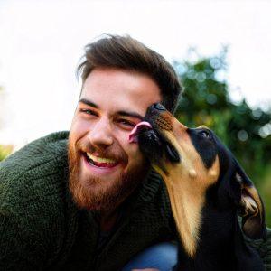 Kaip tinkamai nustatyti ribas: kodėl verta drausti šuniui laižyti veidą