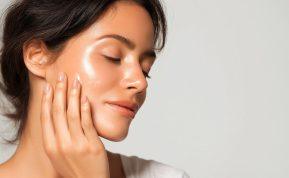 Kaip tinkamai prižiūrėti odą žiemą: 4 pagrindiniai žingsniai, užtikrinantys optimalų drėkinimą