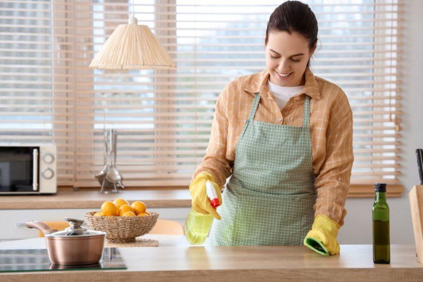 Kaip tinkamai valyti virtuvę: svarbiausi patarimai, kad išvengtumėte bakterijų ir užtikrintumėte švarą