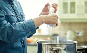 Kaip virti makaronus idealiai: paslaptis slypi druskoje ir glitime