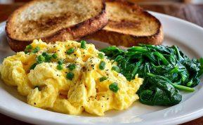 Kam kiaušinienė labai naudinga, o kam geriau jos nevalgyti?