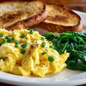 Kam kiaušinienė labai naudinga, o kam geriau jos nevalgyti?