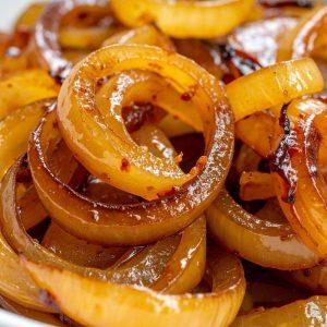 Kam rekomenduojama valgyti keptus svogūnus ir kodėl tai naudinga?