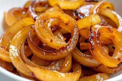 Kam rekomenduojama valgyti keptus svogūnus ir kodėl tai naudinga?