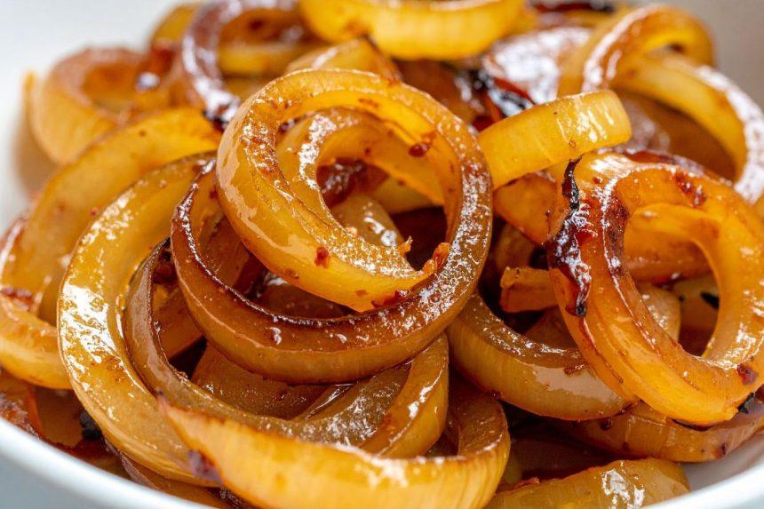 Kam rekomenduojama valgyti keptus svogūnus ir kodėl tai naudinga?