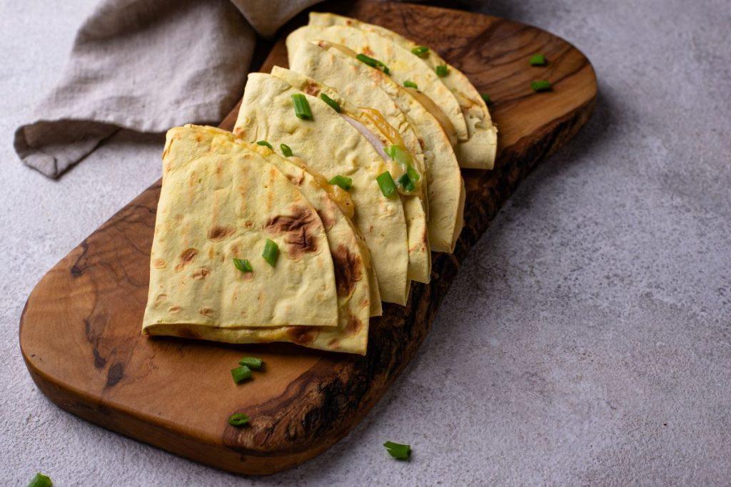 Karštų sumuštinių mėgėjams: 3 receptai su lavašais. Quesadilla su žuvimi