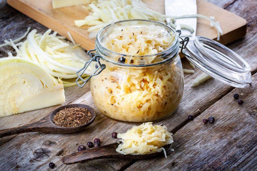 Kas neturėtų valgyti raugintų kopūstų: 11 naudingų šio produkto savybių