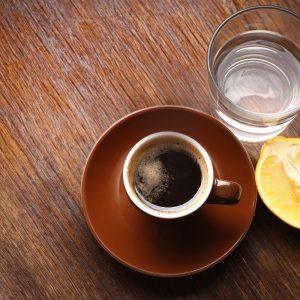 Kas nutiks, jei kavą pagardinsite citrina?