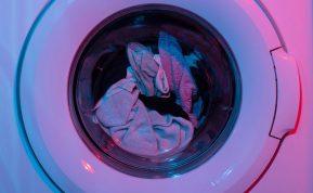 Kas nutiks, jei skalbinius per naktį paliksite skalbyklėje?