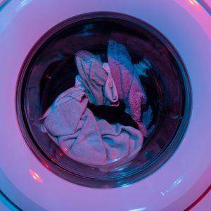 Kas nutiks, jei skalbinius per naktį paliksite skalbyklėje?