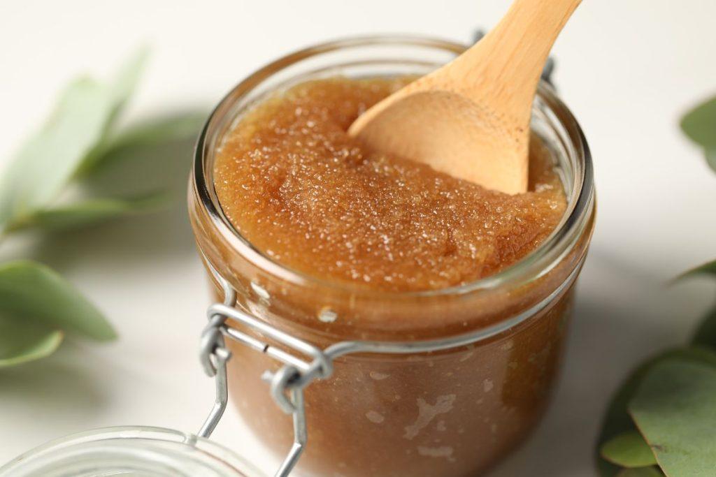 Kava veidui, plaukams ir kūnui! Sužinokite, kokioms procedūroms ji tinka. Kavos šveitiklis