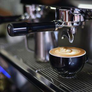 Kavos aparato pasirinkimas 2025 metais: kapsulinis ar automatinis – kas tinka jums?