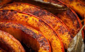 Keptas moliūgas pagardintas kvapniu česnaku ir baziliku