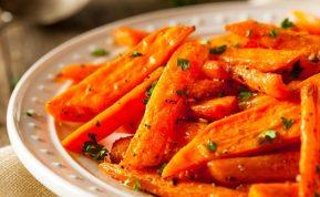 Keptos morkos daug skanesnės nei gruzdintos bulvytės: tiesiog tobulas garnyras!