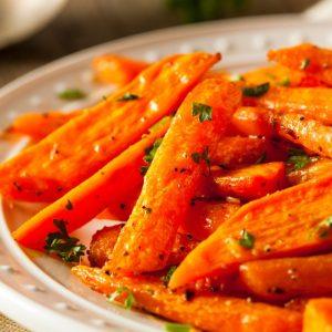 Keptos morkos daug skanesnės nei gruzdintos bulvytės: tiesiog tobulas garnyras!