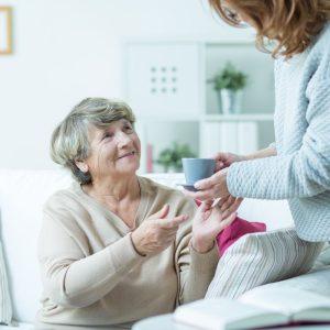 Keturi praktiški patarimai, kodėl verta bendrauti su vyresnės kartos žmonėmis