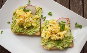 Kiaušiniai su avokadu: skanus ir sveikas pusryčių pasirinkimas