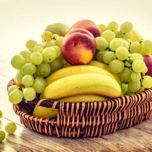 Kodėl besilaikantiems dietos rekomenduojama vengti tam tikrų vaisių ir uogų?