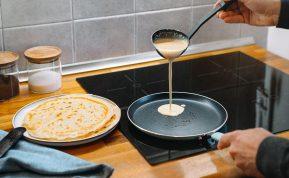 Kodėl blynai prilimpa prie keptuvės? Venkite šių klaidų