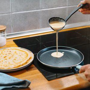 Kodėl blynai prilimpa prie keptuvės? Venkite šių klaidų