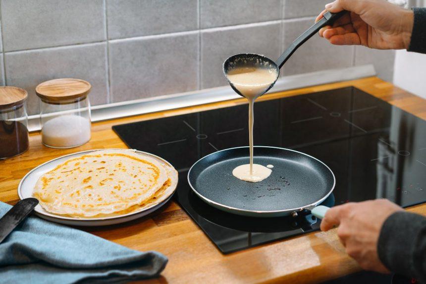 Kodėl blynai prilimpa prie keptuvės? Venkite šių klaidų