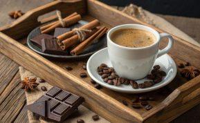 Kodėl į rytinę kavą reikėtų įsidėti cinamono?